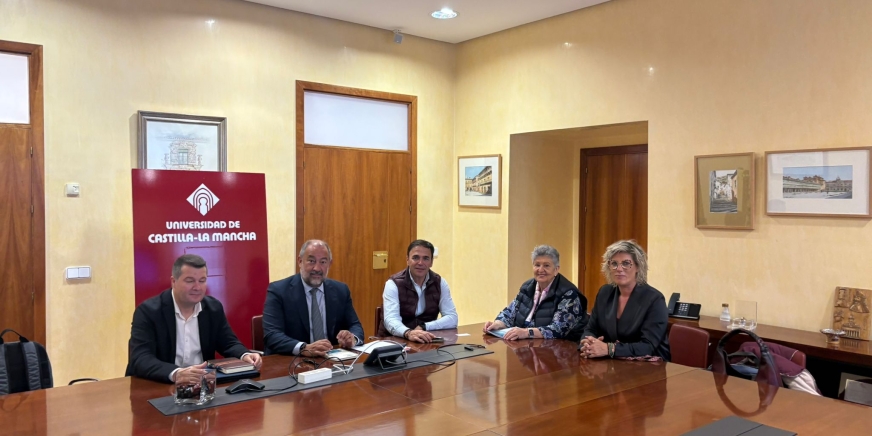 El Rector de la Universidad de Castilla-La Mancha (UCLM) se interesa por el 16 Congreso Nacional de Regantes